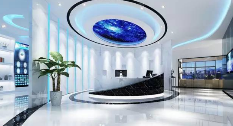 前臺背景墻呈螺旋上升狀,后面的展示區(qū)與背景墻